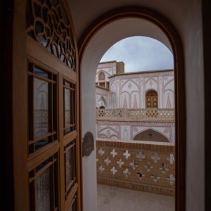اقامتگاه سنتی آقا حسینی کاشان اتاق سه تخته بالا نشین