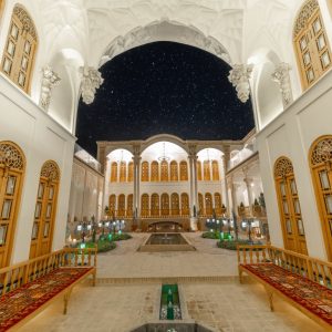 اقامتگاه سنتی آقا حسینی کاشان فضای محوطه