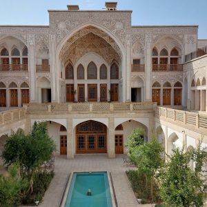 اقامتگاه سنتی عمارت بالابان کاشان فضای محوطه