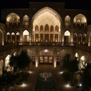 اقامتگاه سنتی عمارت بالابان کاشان فضای محوطه