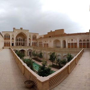 اقامتگاه سنتی عمارت بالابان کاشان فضای محوطه
