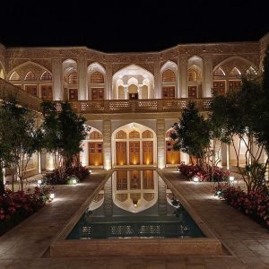 اقامتگاه سنتی عمارت بالابان کاشان فضای محوطه
