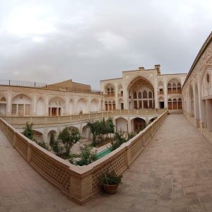 اقامتگاه سنتی عمارت بالابان کاشان فضای محوطه