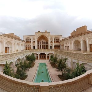 اقامتگاه سنتی عمارت بالابان کاشان فضای محوطه