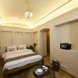 اقامتگاه سنتی عمارت محمودیه کاشان دابل گوشواره طلا 1