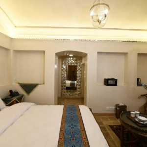 اقامتگاه سنتی عمارت محمودیه کاشان دابل گوشواره طلا 2