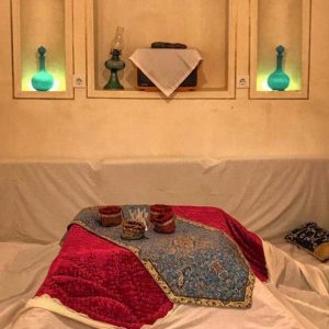 اقامتگاه سنتی کاشانه روشن کاشان اتاق دو نفره کف خواب کرسی نشین با سرویس بهداشتی و حمام اختصاصی خارج از اتاق