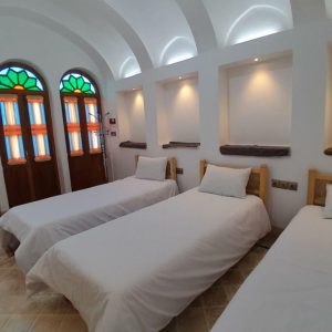 خانه مسافر شاه نشین کاشان اتاق سه تخته 105
