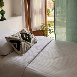 خانه مسافر نفیس کاشان اتاق سه تخته ویژه