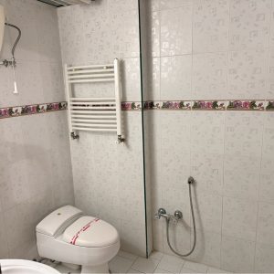 هتل آپارتمان شهرزاد رامسر سرویس بهداشتی اتاق‌ها