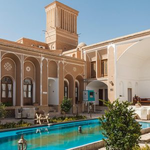 هتل لاله یزد فضای محوطه