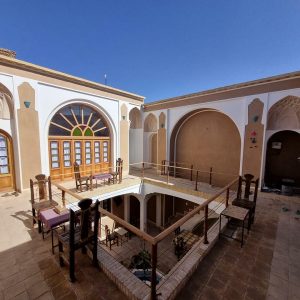 اقامتگاه بوم‌گردی خانه خاتون کرمان اتاق سه تخته سیمین 1