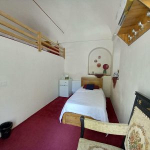 اقامتگاه سنتی کلیاس کرمان اتاق دو تخته تویین کرسی 4